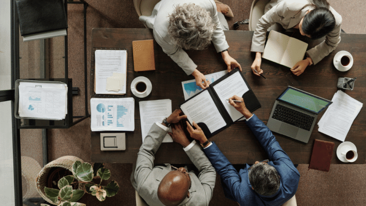 executivos trabalhando empresa reunião