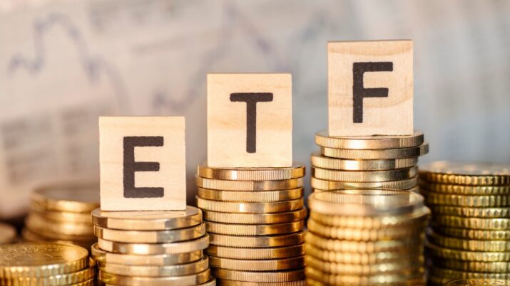ETF, sigla para Exchange Traded Funds (no português, fundos de índice) e moedas para representar o investimento nesses ativos