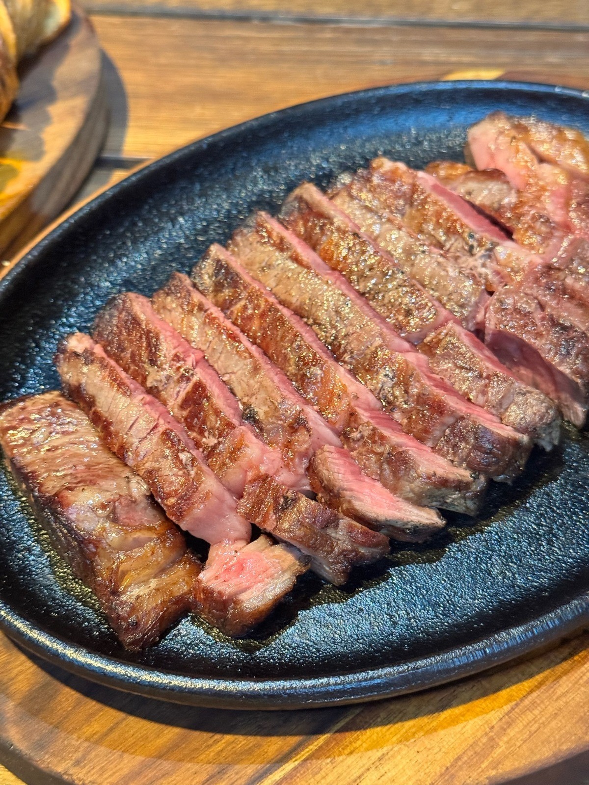 prato azul com várias fatias de carne ao ponto