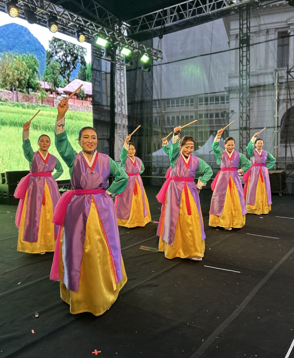 mulheres dançando em palco com figurino tradicional