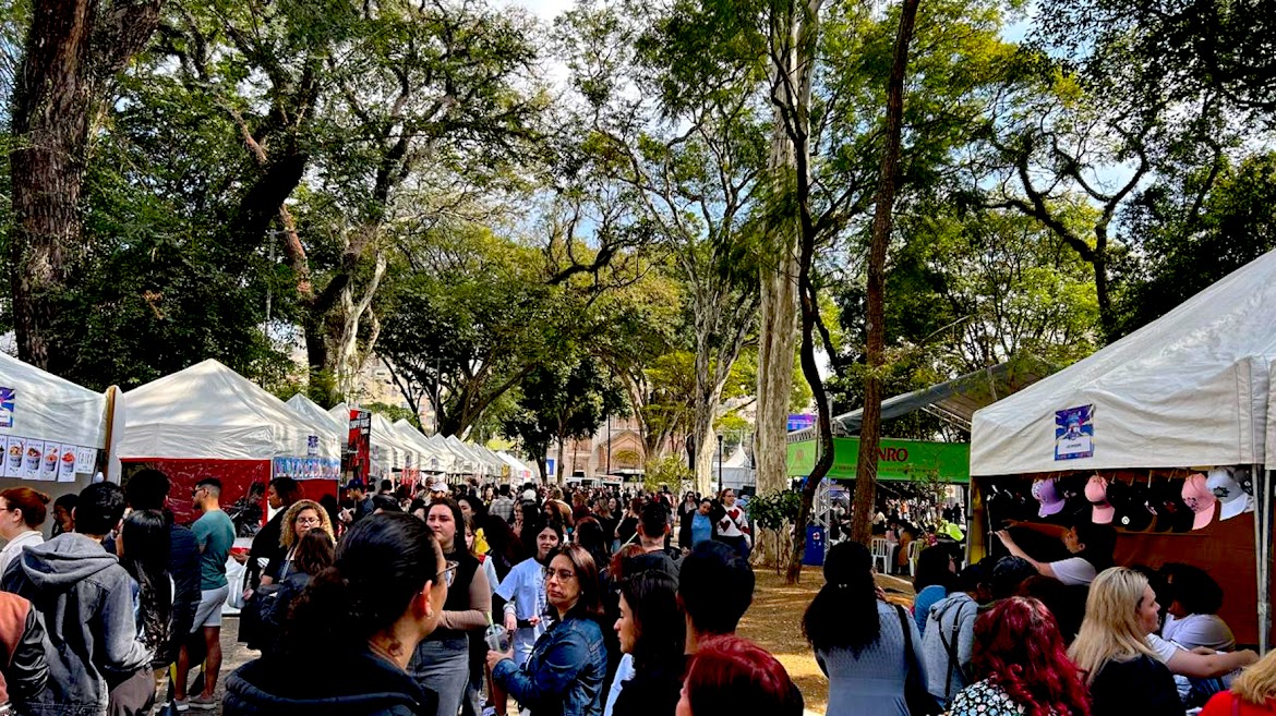Praça arborizada em Bom Retiro com barracas de comida
