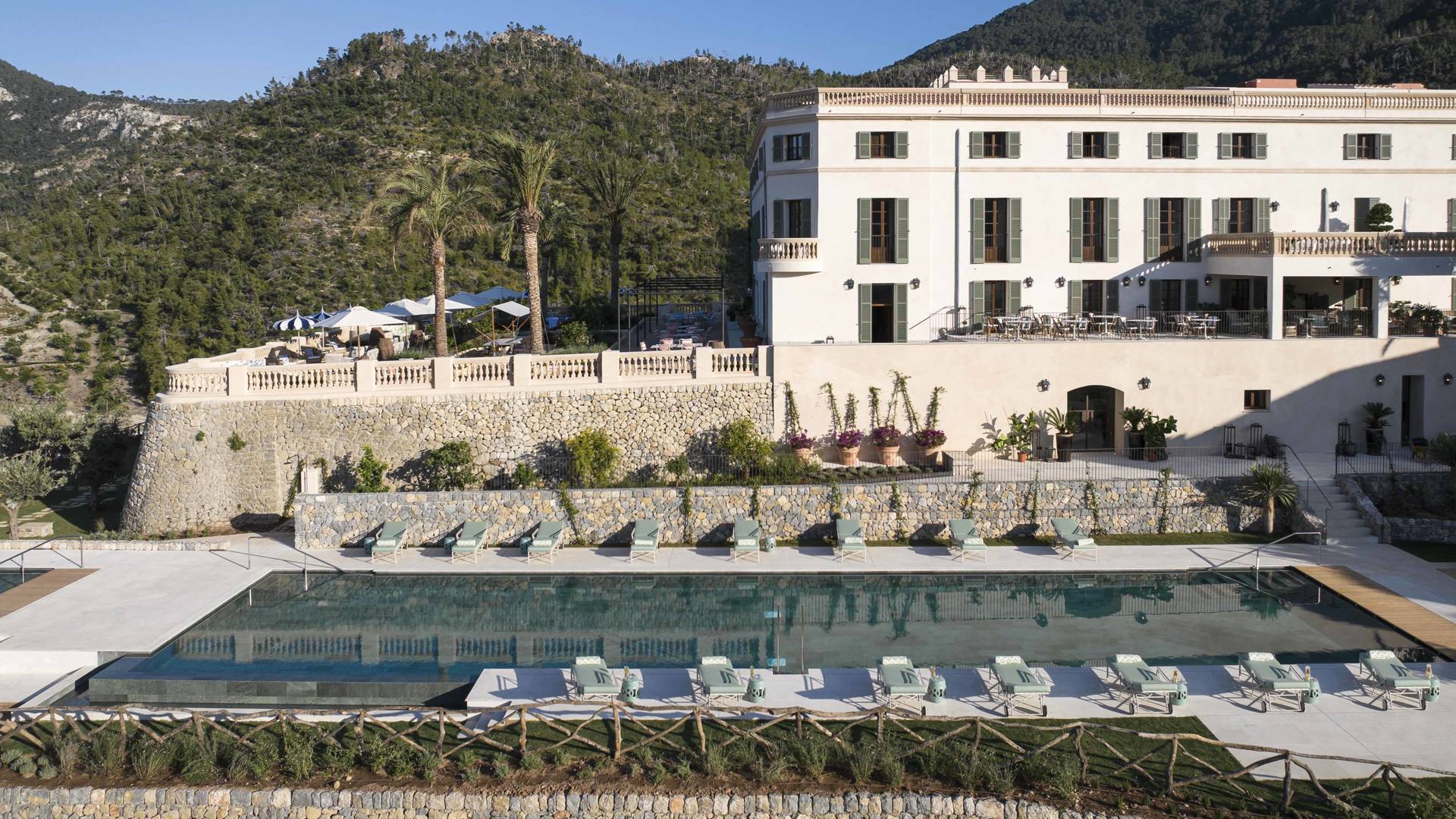 hotel de luxo em meio a montanhas