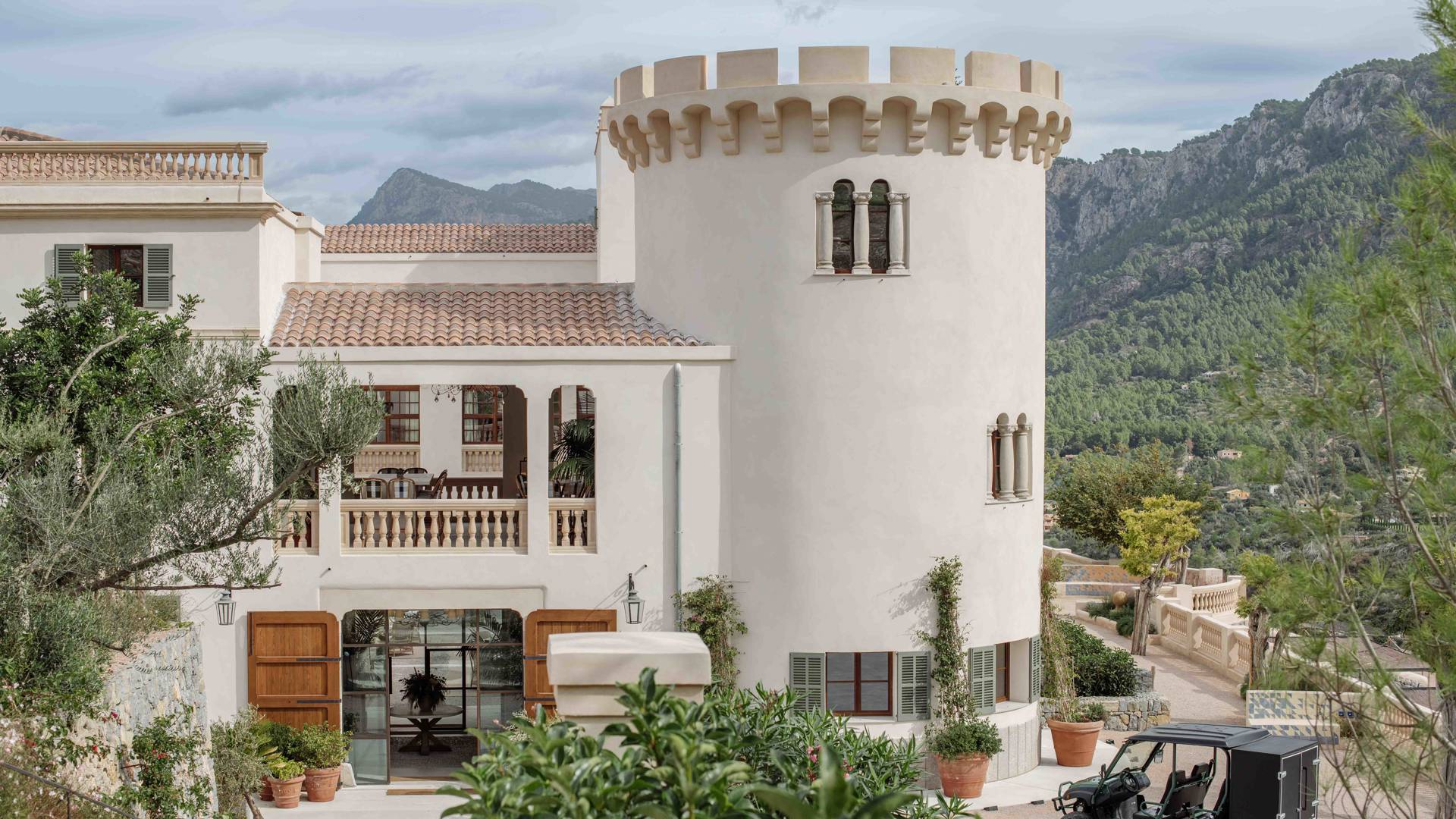 hotel suntuoso com torre