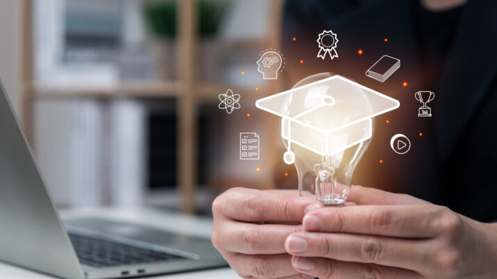 Conceito de programa de pós-graduação de e-learning, mão de empresário segurando lâmpada com curso de educação na Internet, conhecimento de estudo, ideia de pensamento criativo, solução de problemas, IA