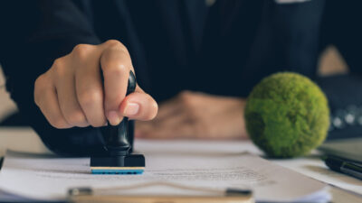 Carimbo comercial com selo de aprovação em documentos. Valida e gerencia contratos e documentos comerciais, além de aprovar empresas com práticas sustentáveis ​​e gestão de resíduos ecologicamente corretas (ESG).