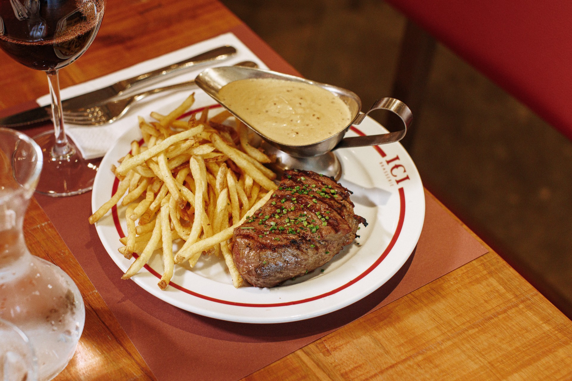 carne, fritas e molho sobre o prato