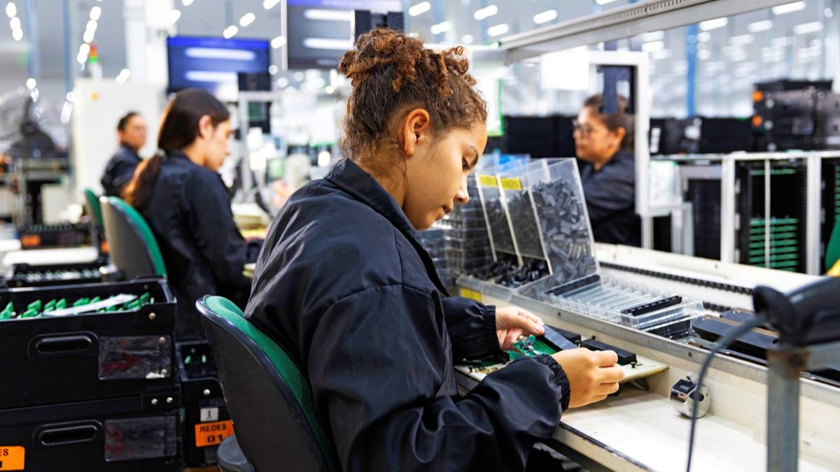Interior da fábrica da Intelbras em Santa Catarina