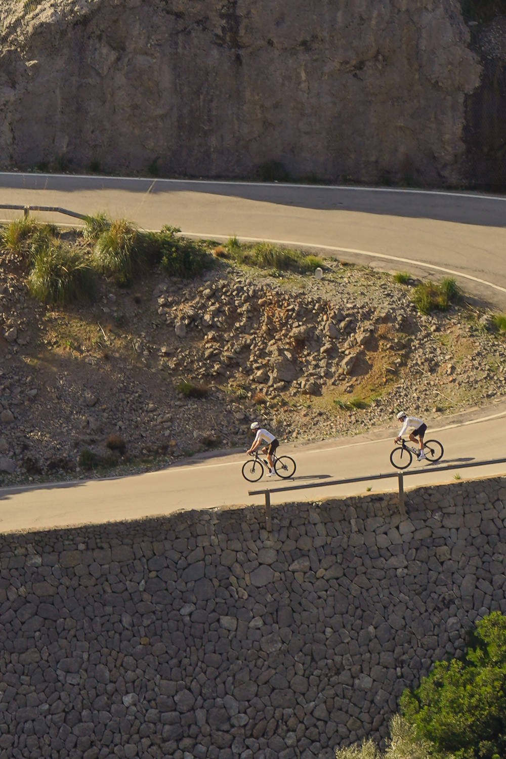 duas pessoas andando de bike em estrada