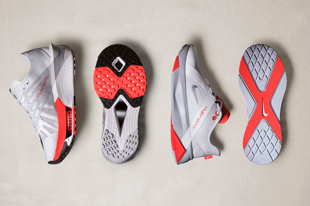 Quatro tênis da nike nas cores branco e rosa choque
