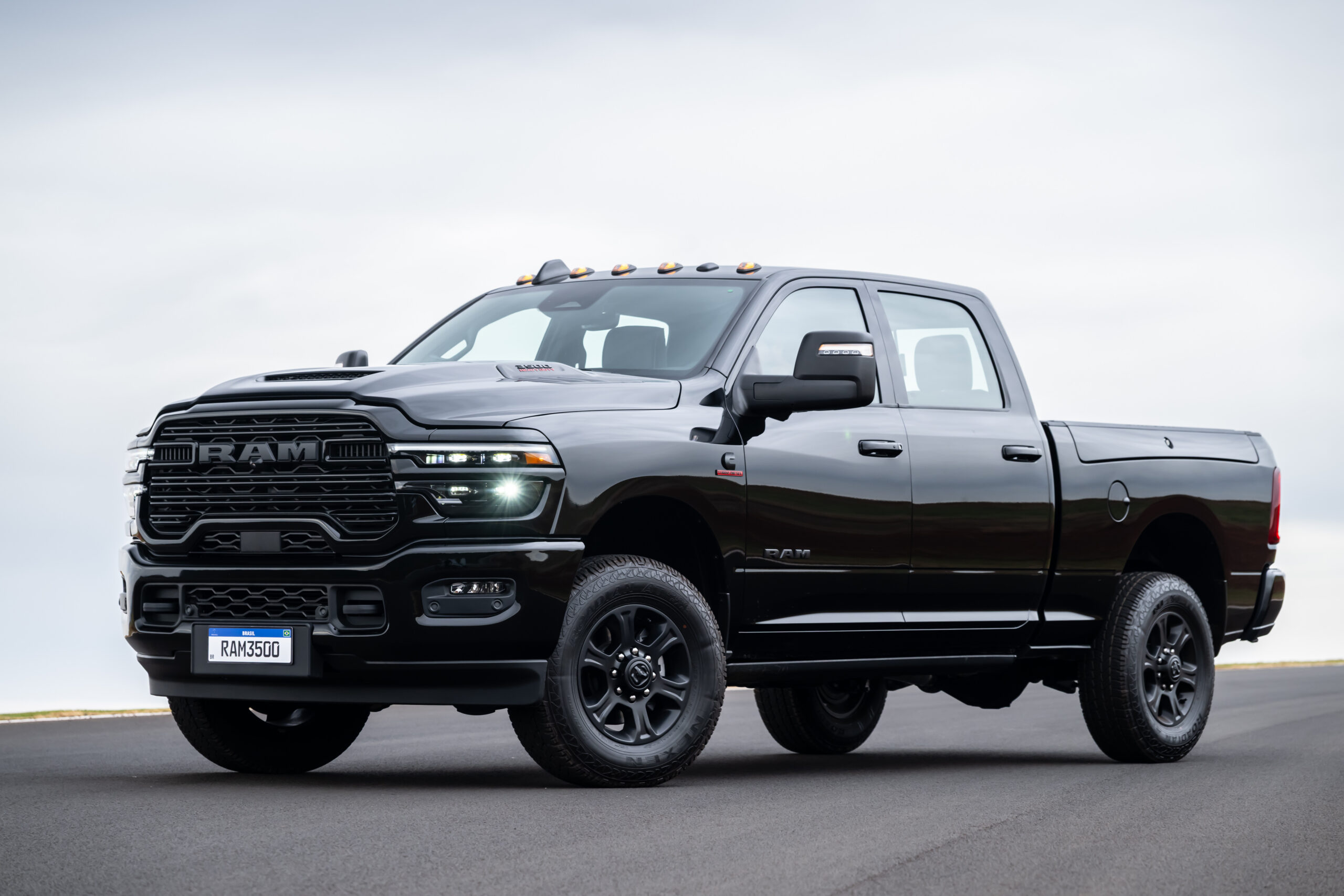 Ram 3500 Laramie Night Edition preta vista de lado