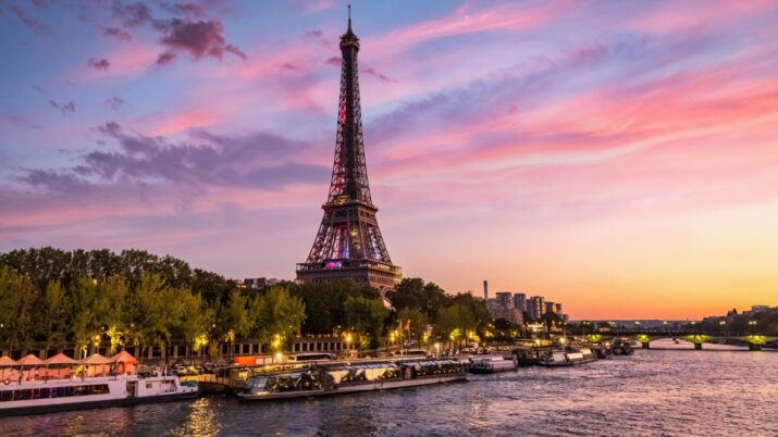 Imagem mostra Torre Eiffel em Paris, na França, vista do rio Sena no por do sol