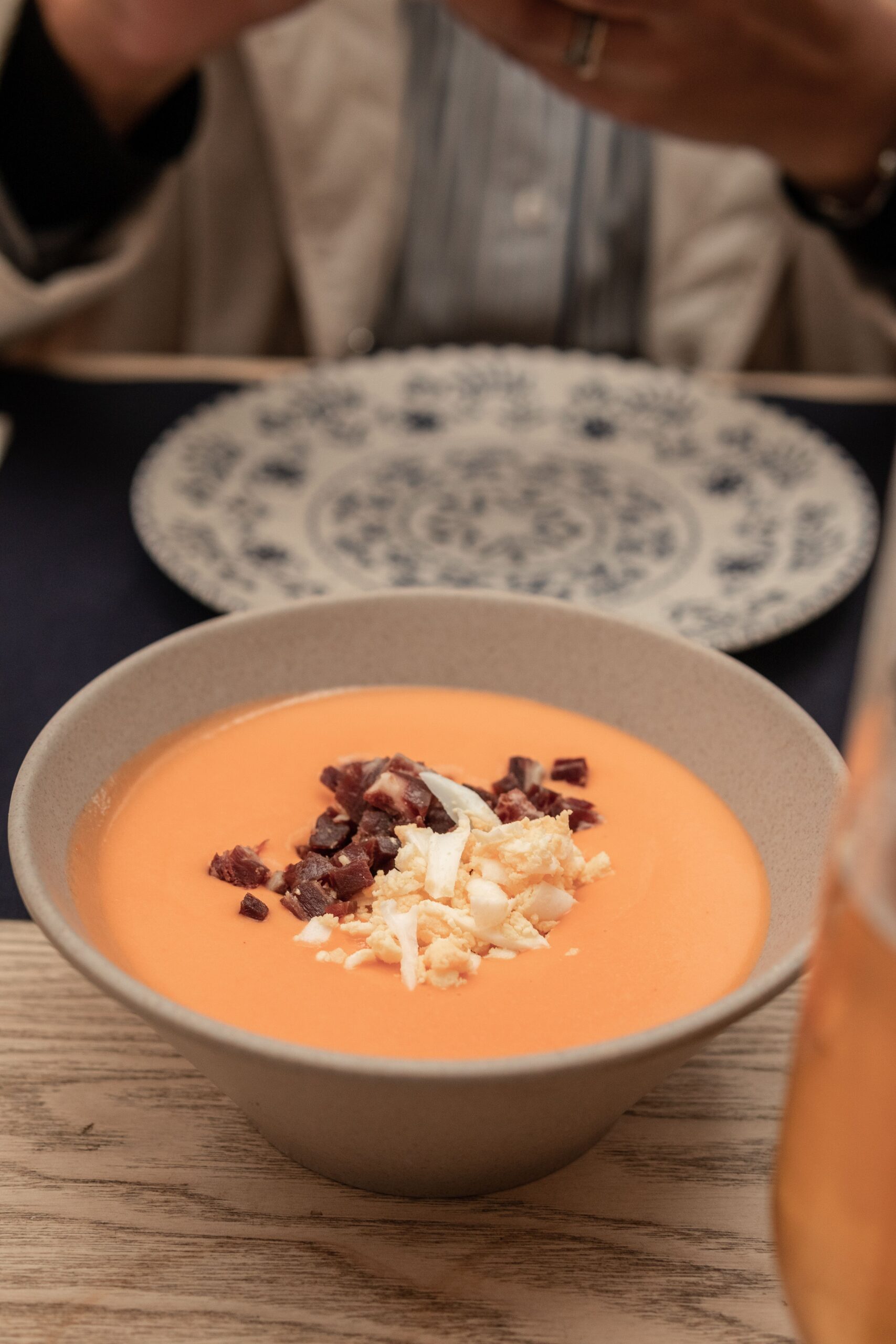 Tigela com salmorejo, preparo líquido de cor alaranjada