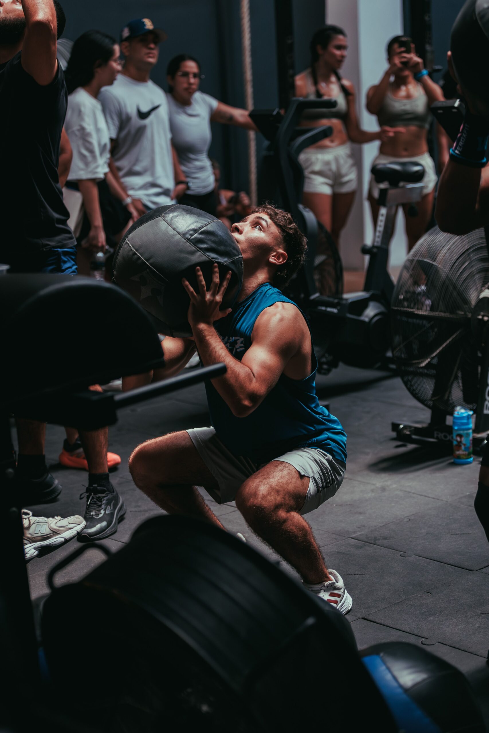Atletas praticam crossfit