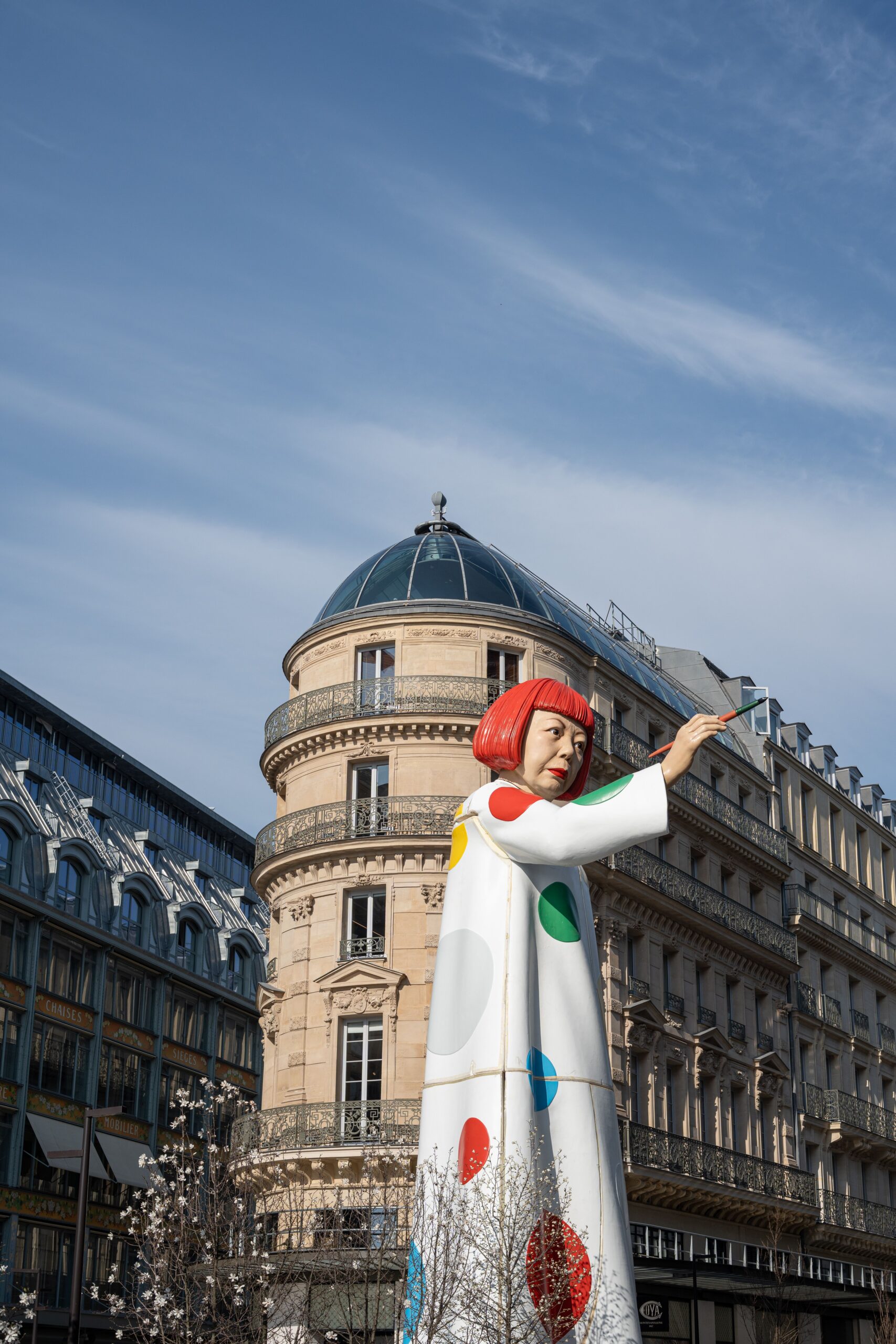 Em 2023, uma imensa escultura inspirada em Yayoi Kusama foi erguida em frente à sede da Louis Vuitton, em Paris