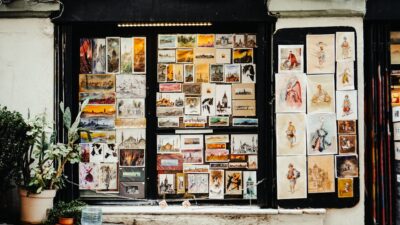 Vitrine com obras de arte