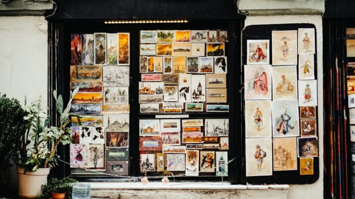 Vitrine com obras de arte