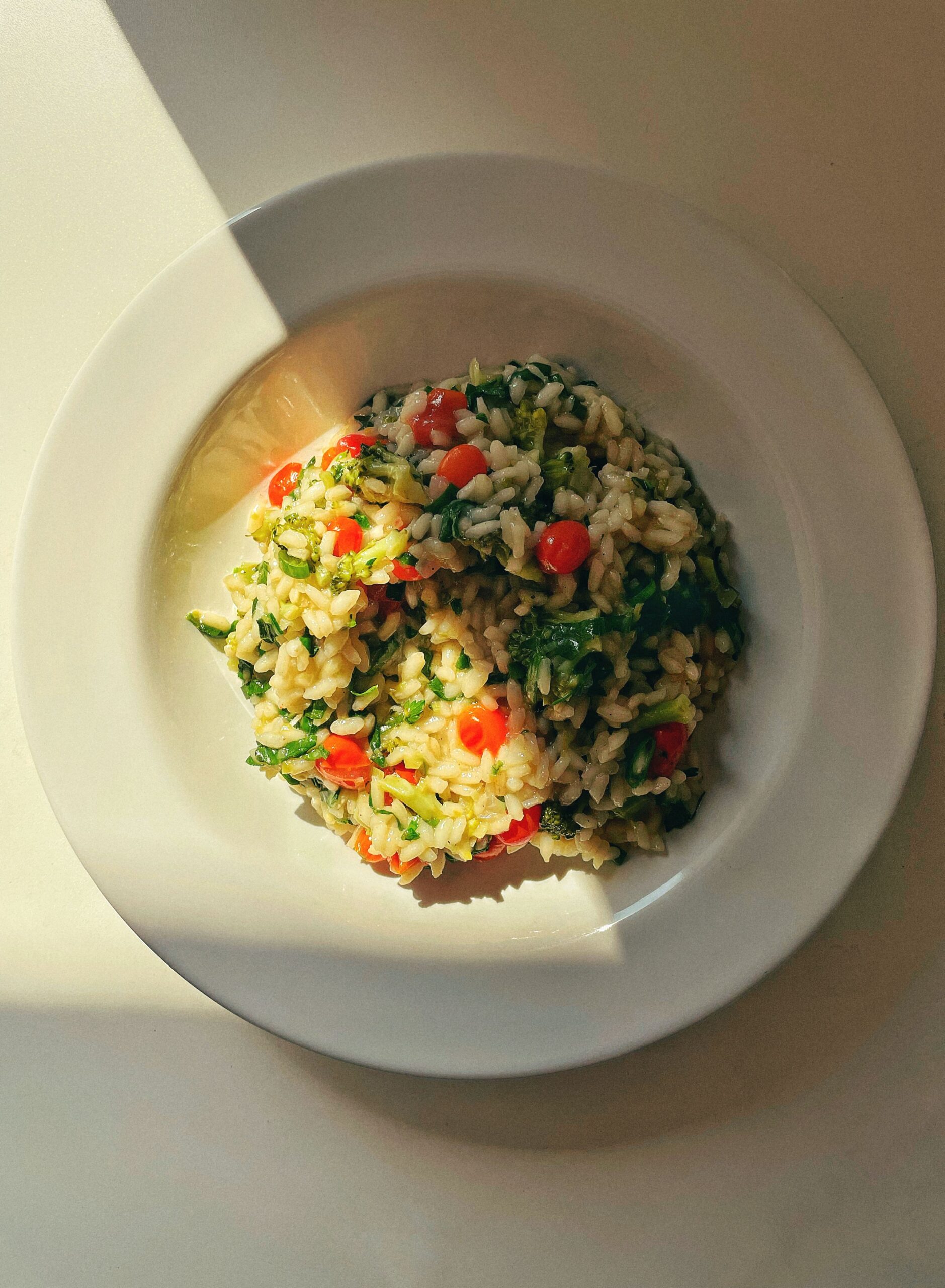 Vinhos brancos secos e frescos, como Sauvignon Blanc, Chardonnay são melhores para risoto