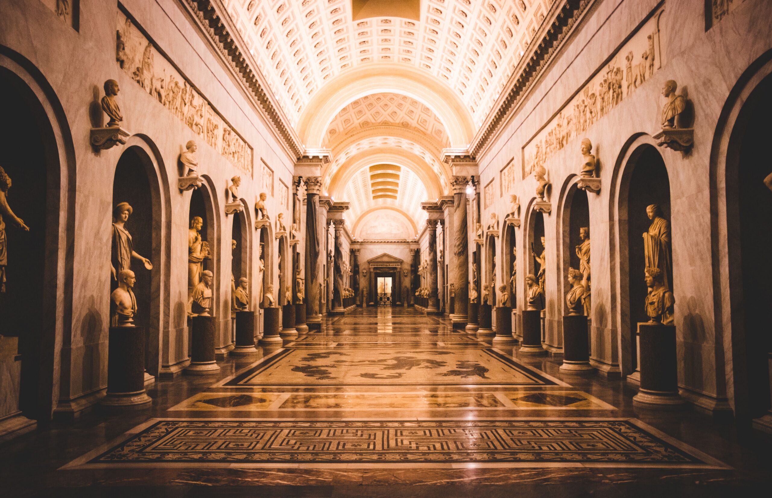 Corredor dos Museus Vaticanos sem turistas