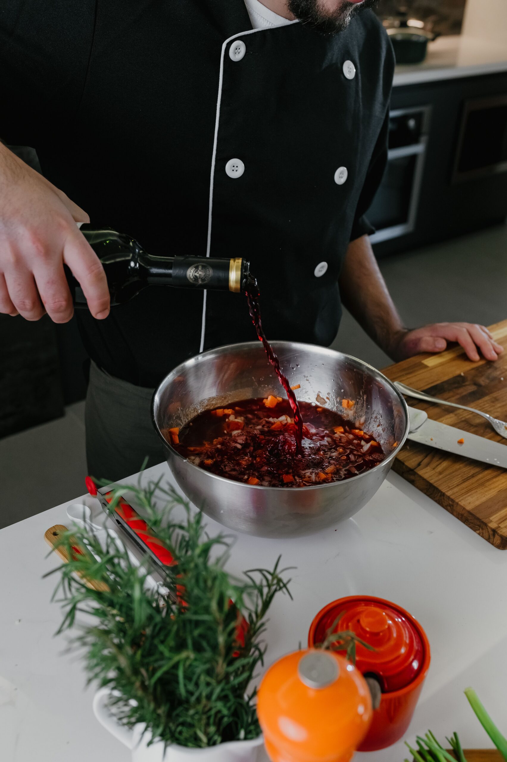 Chef da dicas para escolher o melhor vinho para cozinhar