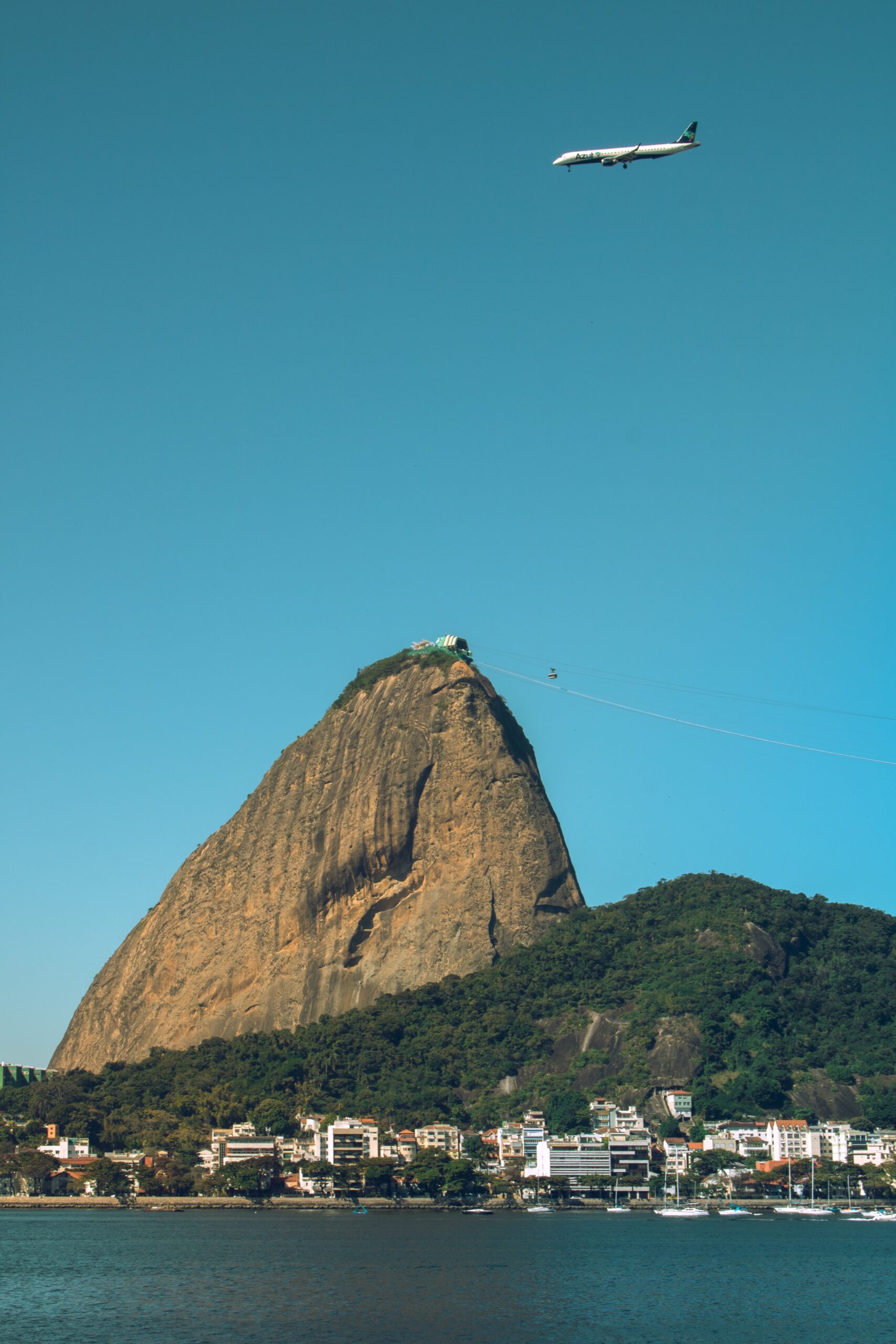 Avião sobrevoa o pão de açúcar, no Rio de Janeiro