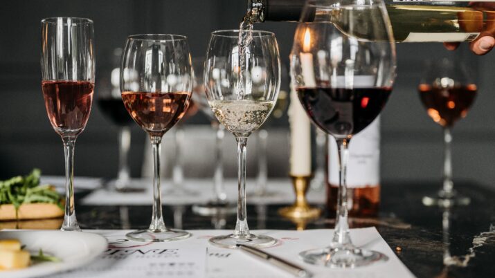Taças de vinho com diferentes variedades da bebida sobre uma mesa