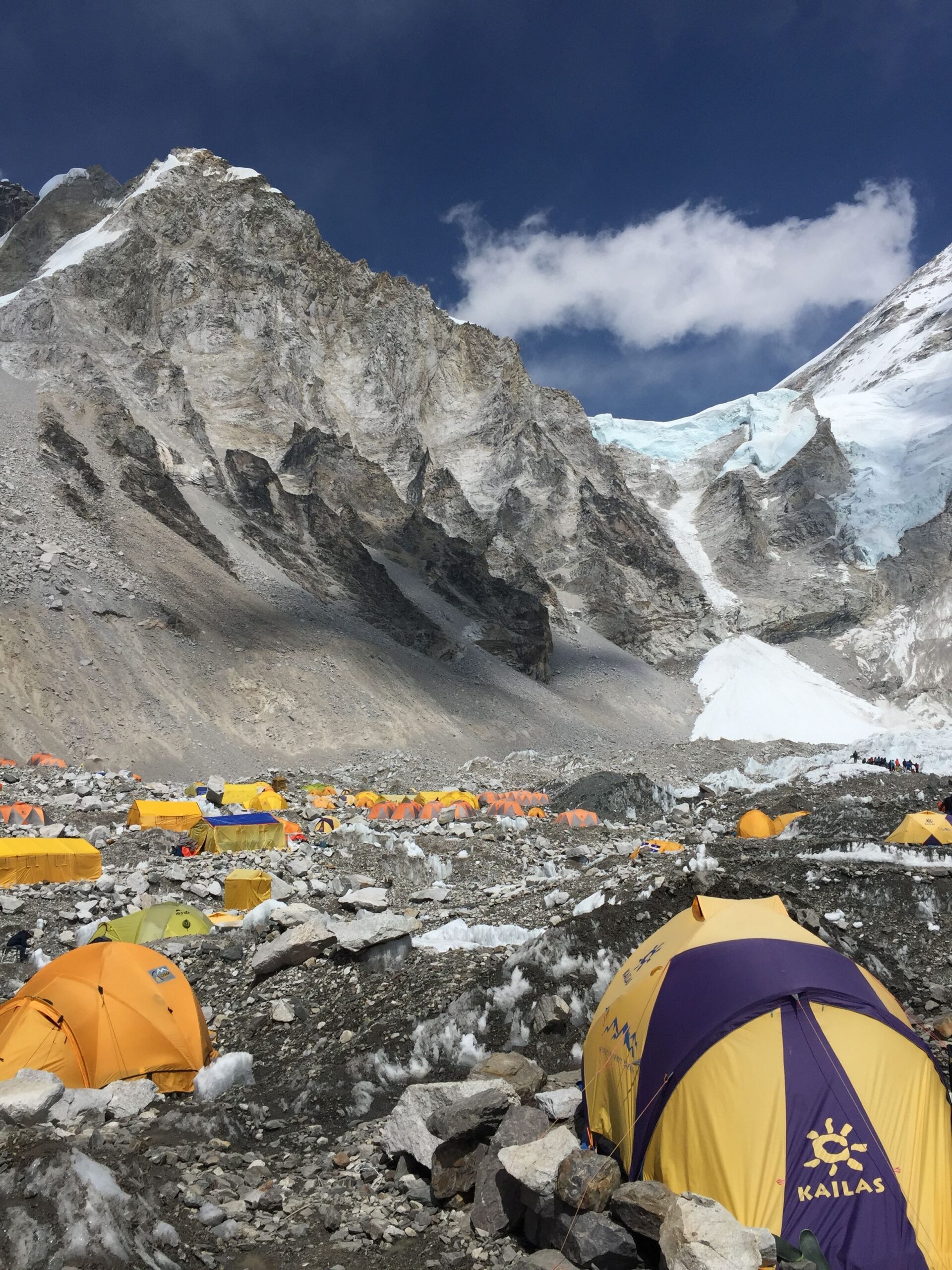 Acampamento de base do monte Everest está tomado por tendas