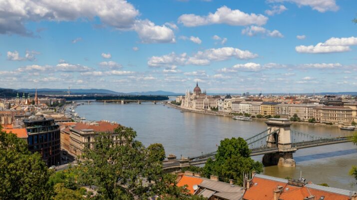 imagem da Ponte das Correntes que atravessa o rio Dánubio em Budapeste, na Hungria, vista de cima
