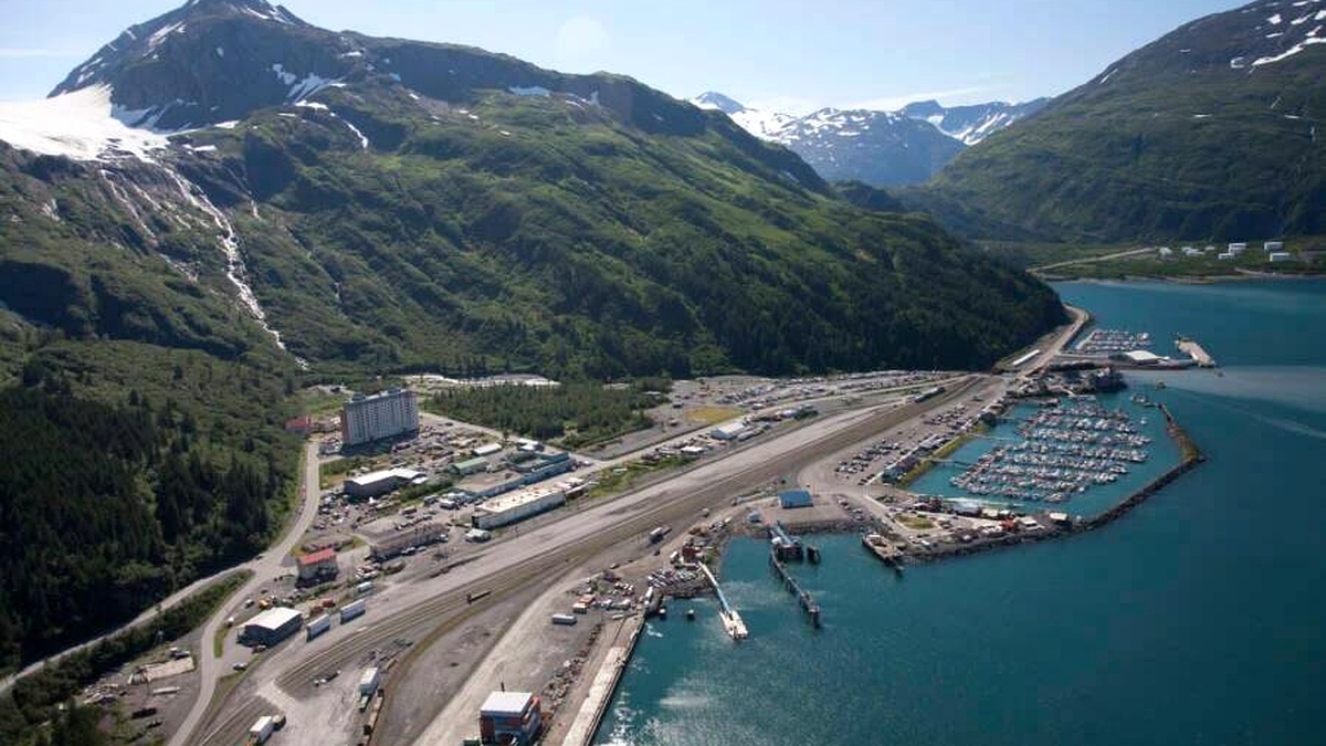 Vista de cima de Whittier, no Alaska.