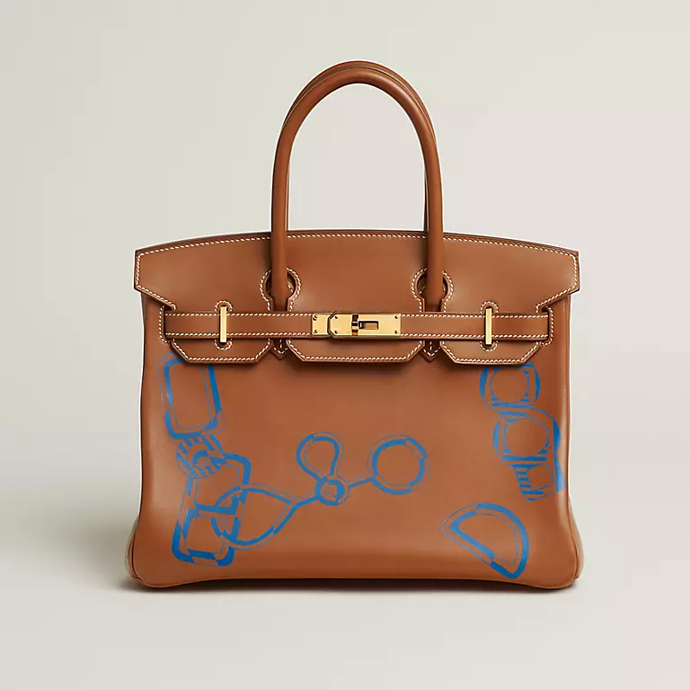 Bolsa Birkin marrom com detalhes azuis em fundo branco 
