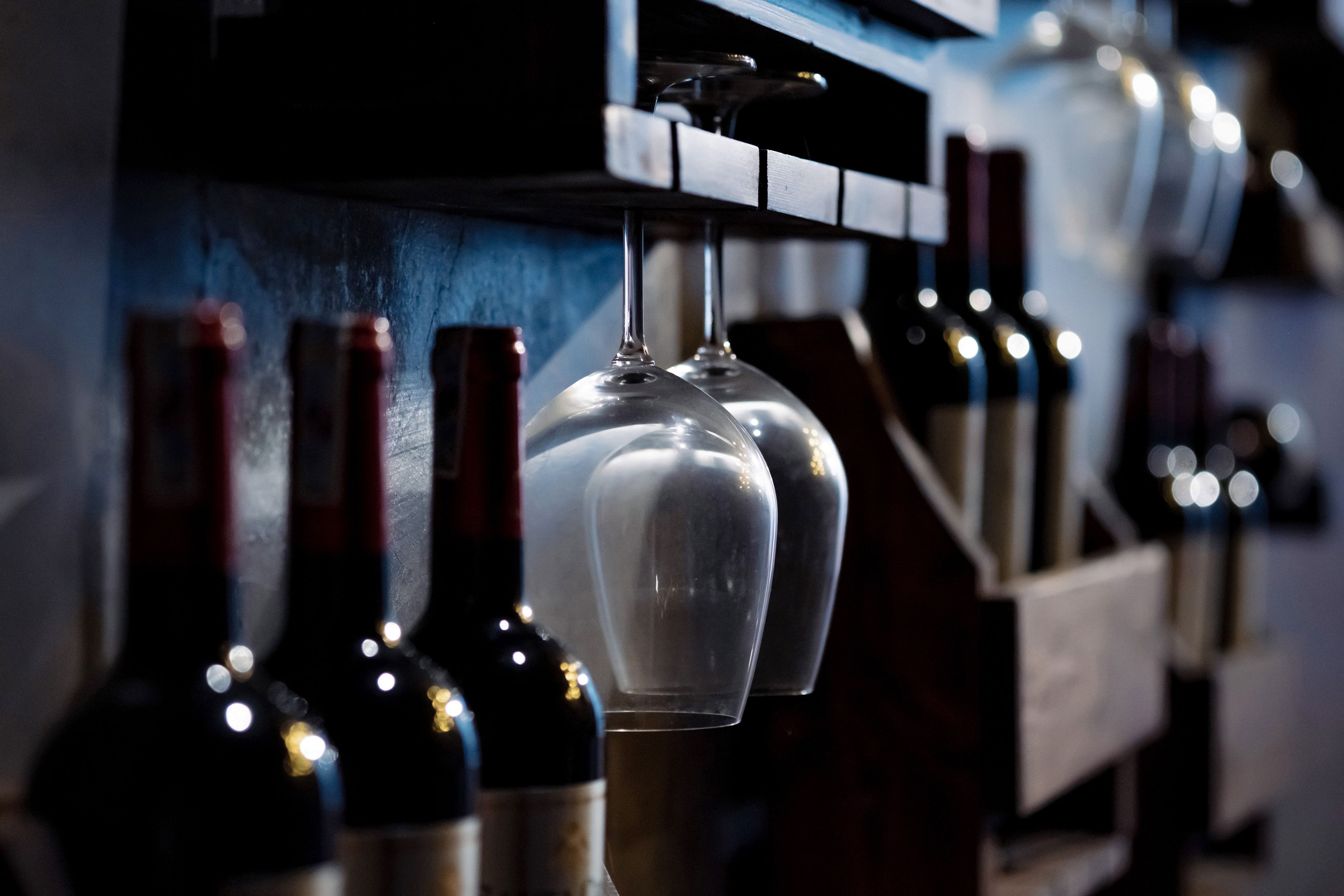 Garrafas de vinho dispostas na sombra