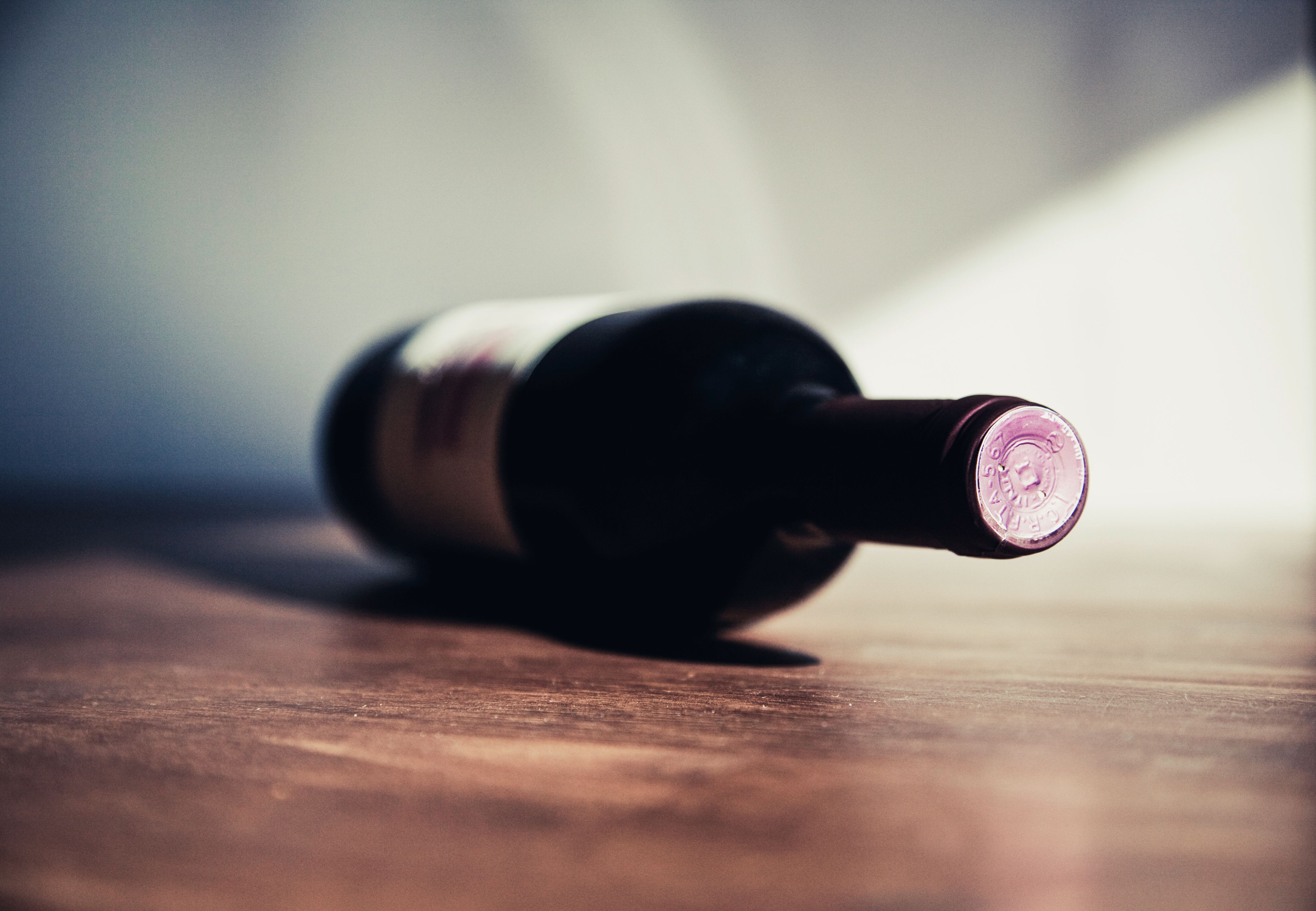 Garrafa de vinho deitada