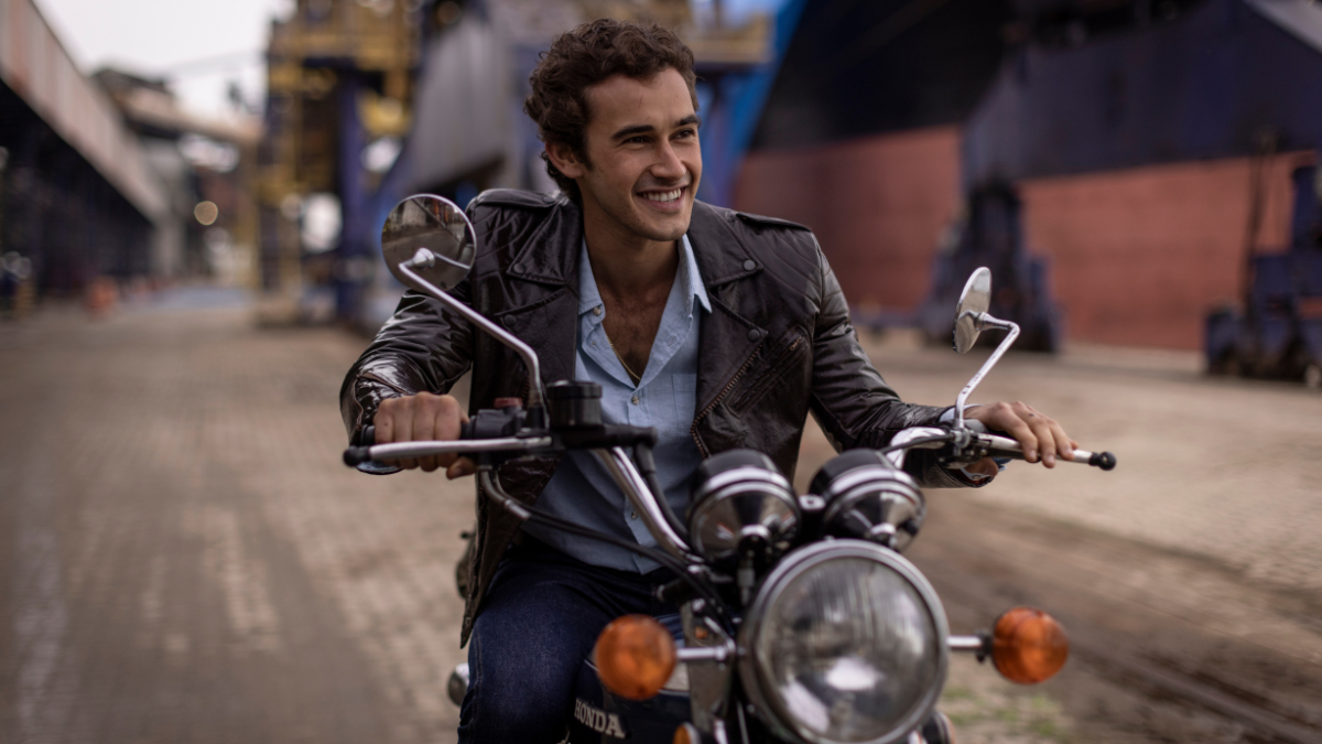 Filipe Bragança em cima de uma moto para o filme '100 Dias'