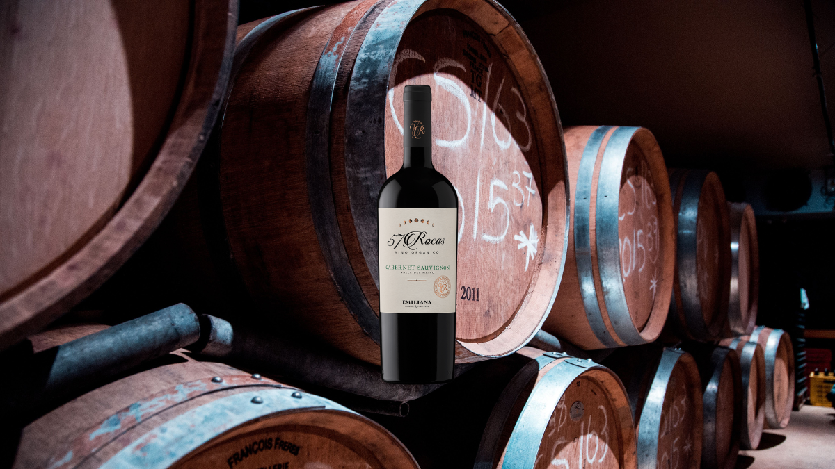 Montagem com garrafa de Cabernet Sauvignon em frente a barrica de Cabernet Sauvignon