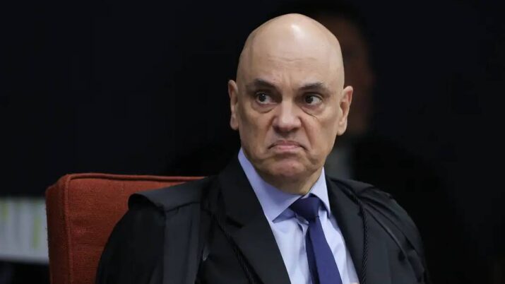 O ministro Alexandre de Moraes aparece sentado, olhando para o lado, com cara de poucos amigos.