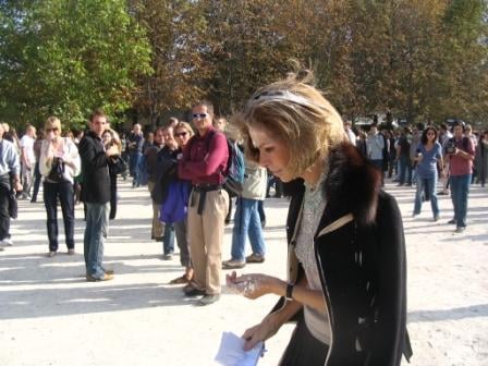 Anna Wintour foi atingida por torta após desfile em Paris em 2005
