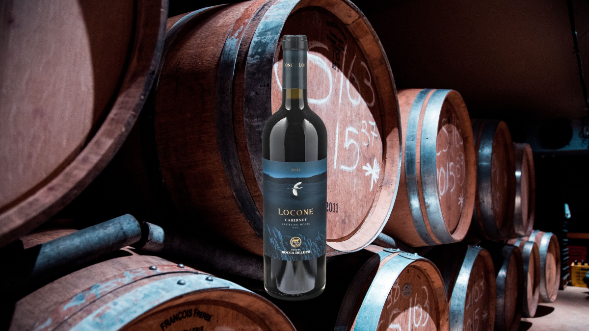 Montagem com garrafa de Cabernet Sauvignon em frente a barrica de Cabernet Sauvignon