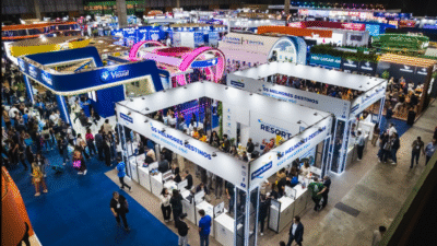 Vários estandes de uma edição anterior da Abav Expo vistos de cima.