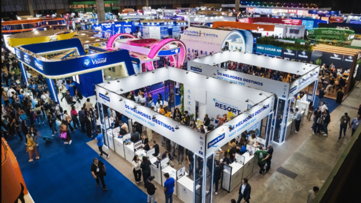 Vários estandes de uma edição anterior da Abav Expo vistos de cima.