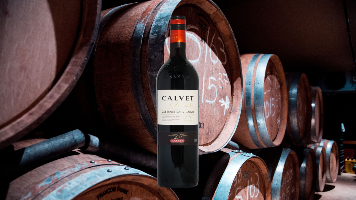 Montagem com garrafa de Cabernet Sauvignon em frente a barrica de Cabernet Sauvignon