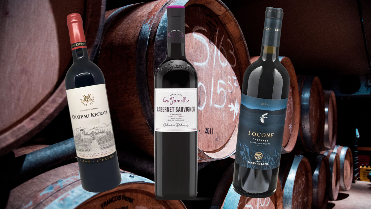 Montagem com três garrafas de Cabernet Sauvignon em frente a barricas de cabernet sauvignon
