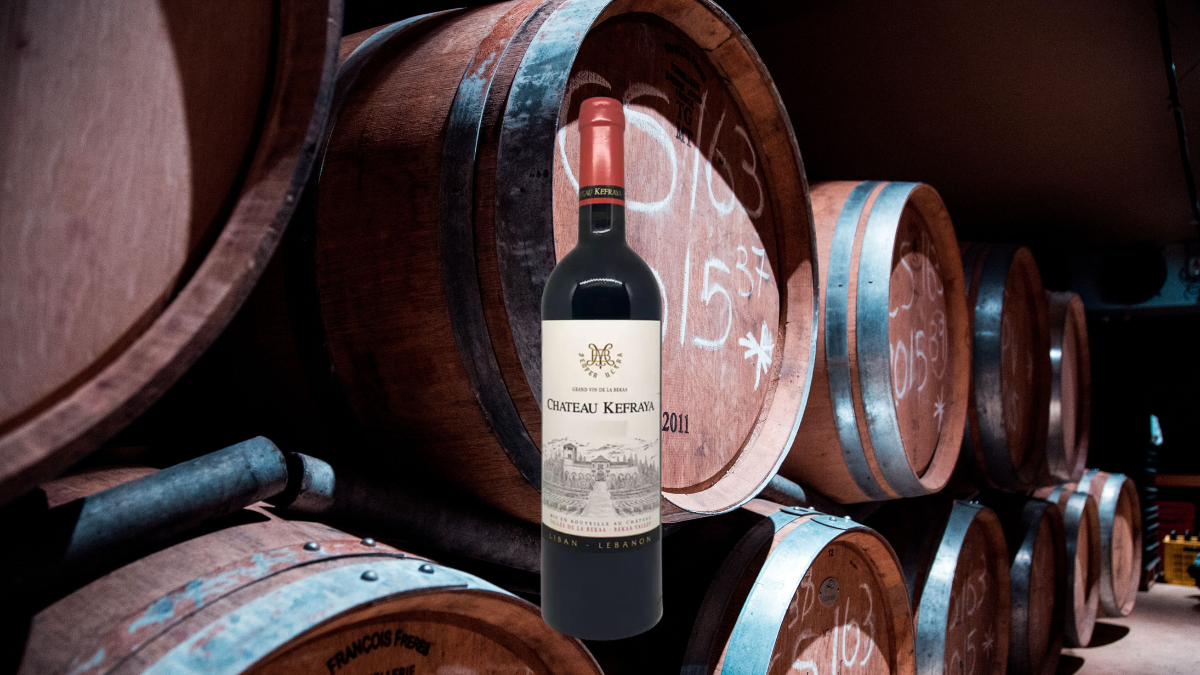 Montagem com garrafa de Cabernet Sauvignon em frente a barrica de Cabernet Sauvignon