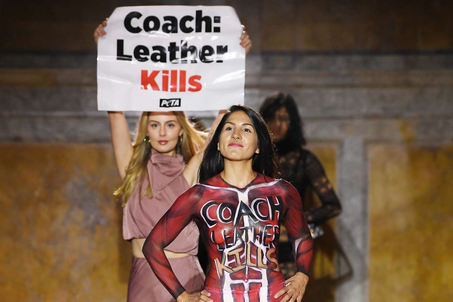 Desfile da Coach também foi alvo da PETA em 2023