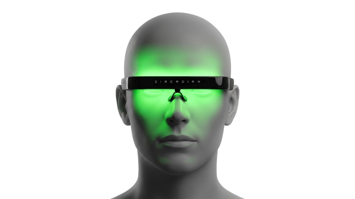 Modelo visual demonstra o funcionamento dos óculos Circádia, que emitem luz verde na região dos olhos para estimular a retina e auxiliar na manutenção do estado de alerta.