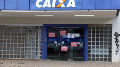 Fachada de agência da Caixa Econômica Federal durante greve
