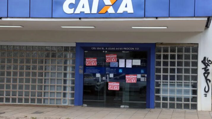 Fachada de agência da Caixa Econômica Federal durante greve