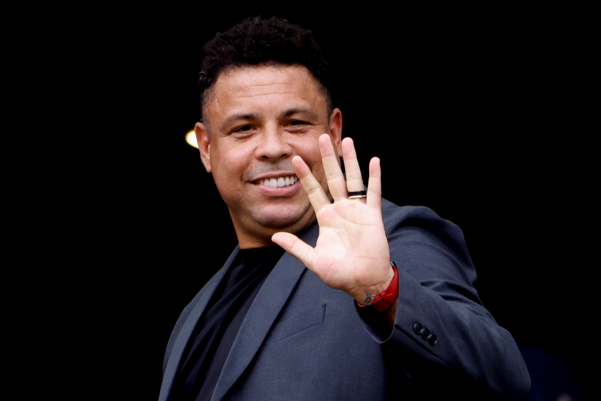 Ronaldo Fenômeno acenando em fundo preto