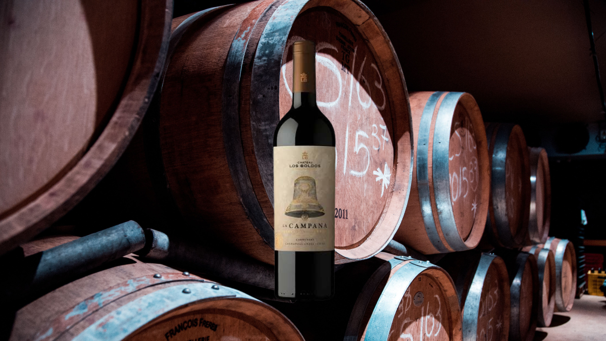 Montagem com garrafa de Cabernet Sauvignon em frente a barrica de Cabernet Sauvignon