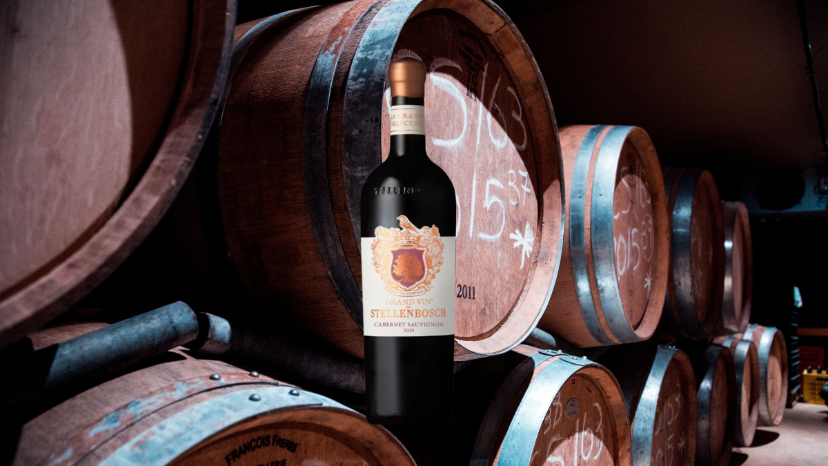 Montagem com garrafa de Cabernet Sauvignon em frente a barrica de Cabernet Sauvignon