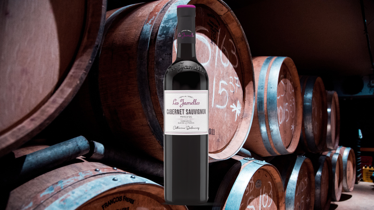 Montagem com garrafa de Cabernet Sauvignon em frente a barrica de Cabernet Sauvignon