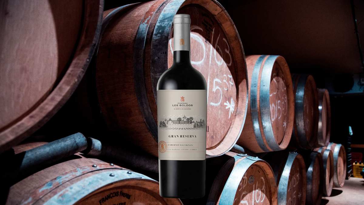 Montagem com garrafa de Cabernet Sauvignon em frente a barrica de Cabernet Sauvignon